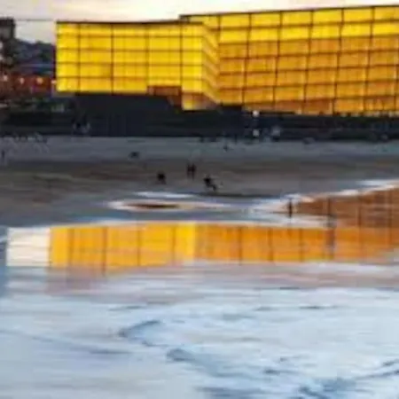 Daire Luminosa Y Con Terraza: Playa Surf Cine Ess01935 *