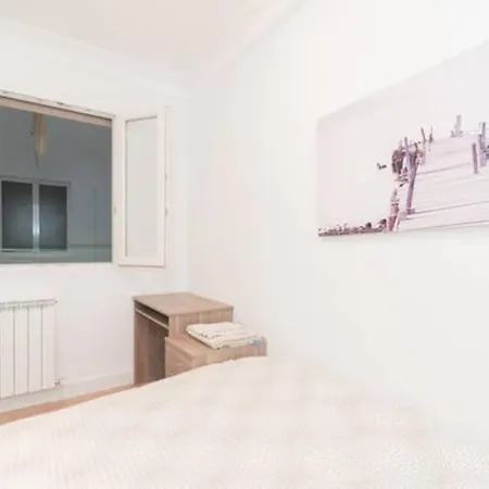 Apartment Luminosa Y Con Terraza: Playa Surf Cine Ess01935 San Sebastian