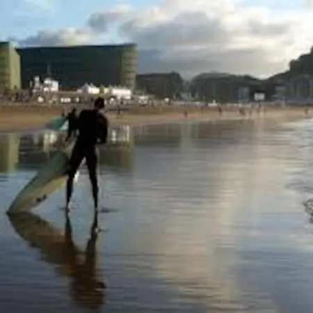 4 Playa Surf Cine- Parking Y Terraza サン・セバスティアン